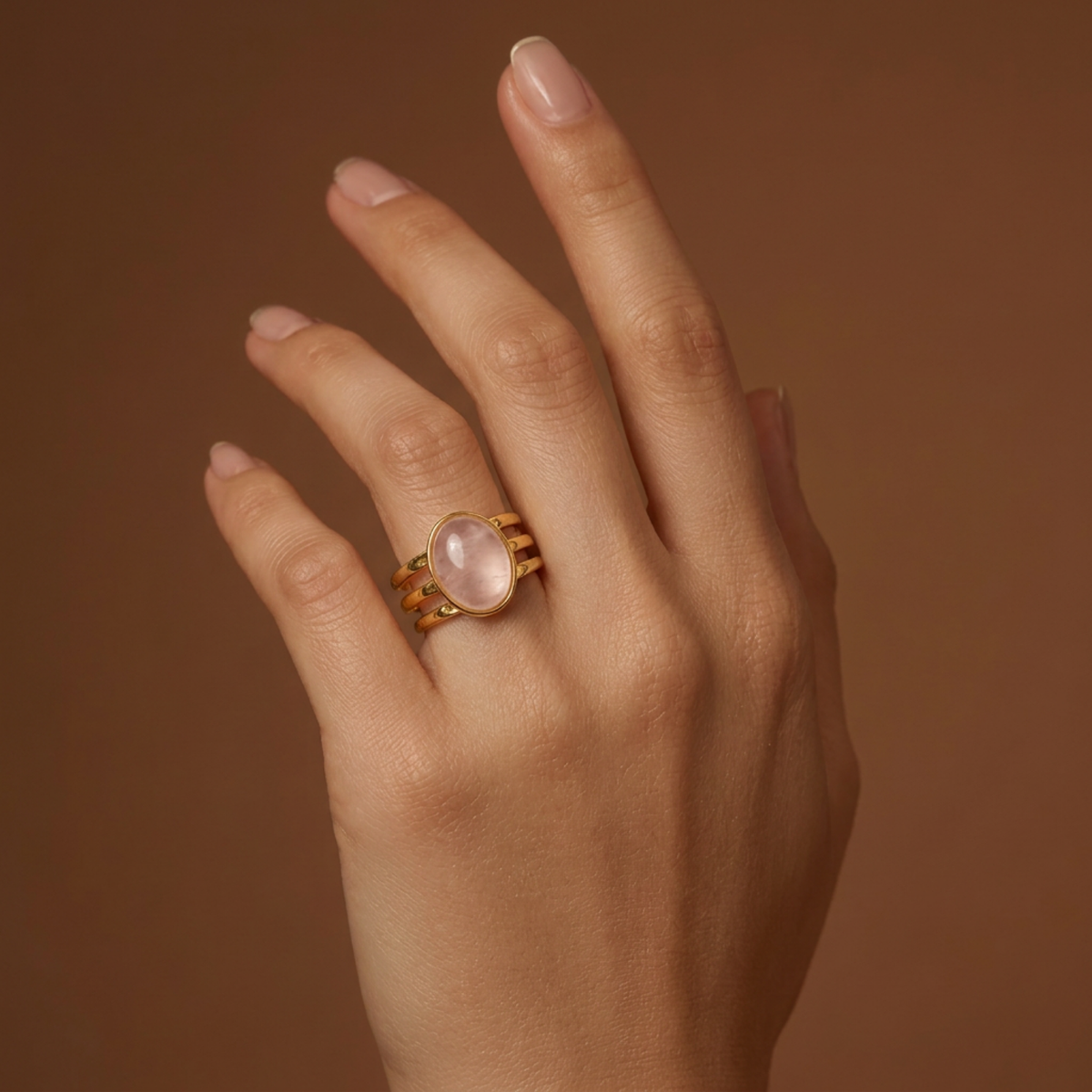 Anillo de tridente de acero inoxidable con cuarzo rosa