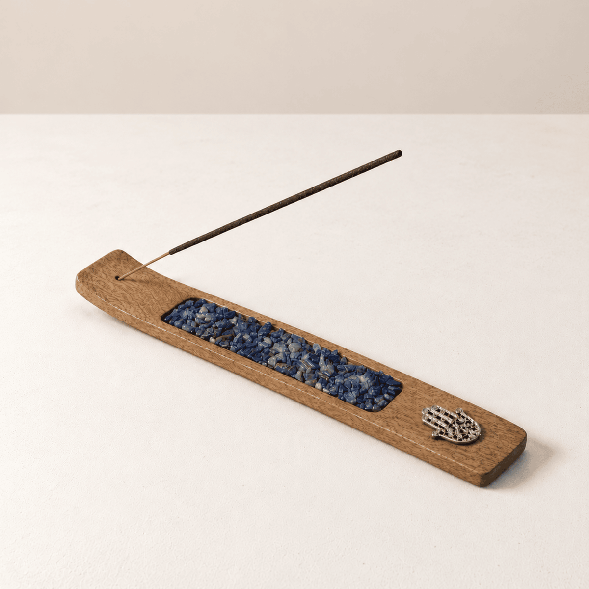Fatima-Hand-Räucherstäbchenhalter aus Mangoholz, Lapislazuli