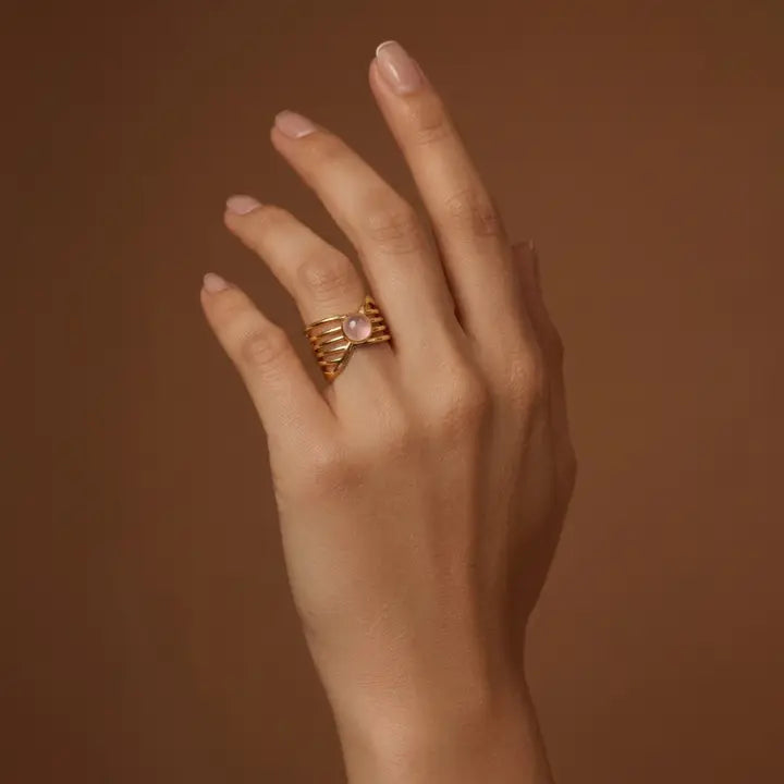 Anillo abierto Golden de acero inoxidable con cuarzo rosa