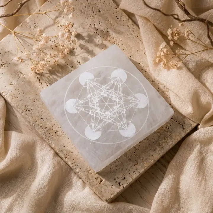 Piastra di ricarica in selenite con Cubo di Metatron (10cm)